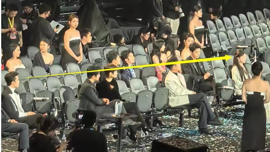 没放下？吴磊星光盛典多次偷瞄赵露思，眼神太酥，和看其他人不同