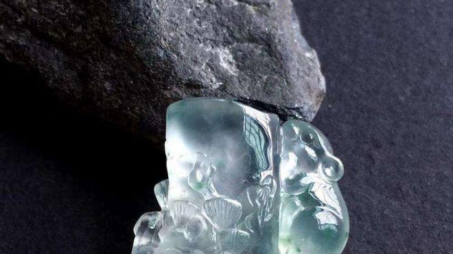 翡翠题材的图案比较复杂，采用机雕还是手工雕刻？