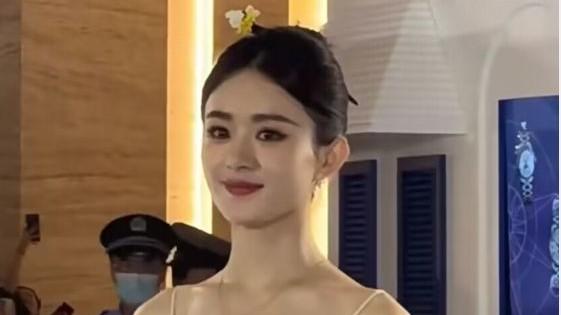 赵丽颖|赵丽颖天津出席活动，丸子头簪发温婉大方，生图甜美状态获赞