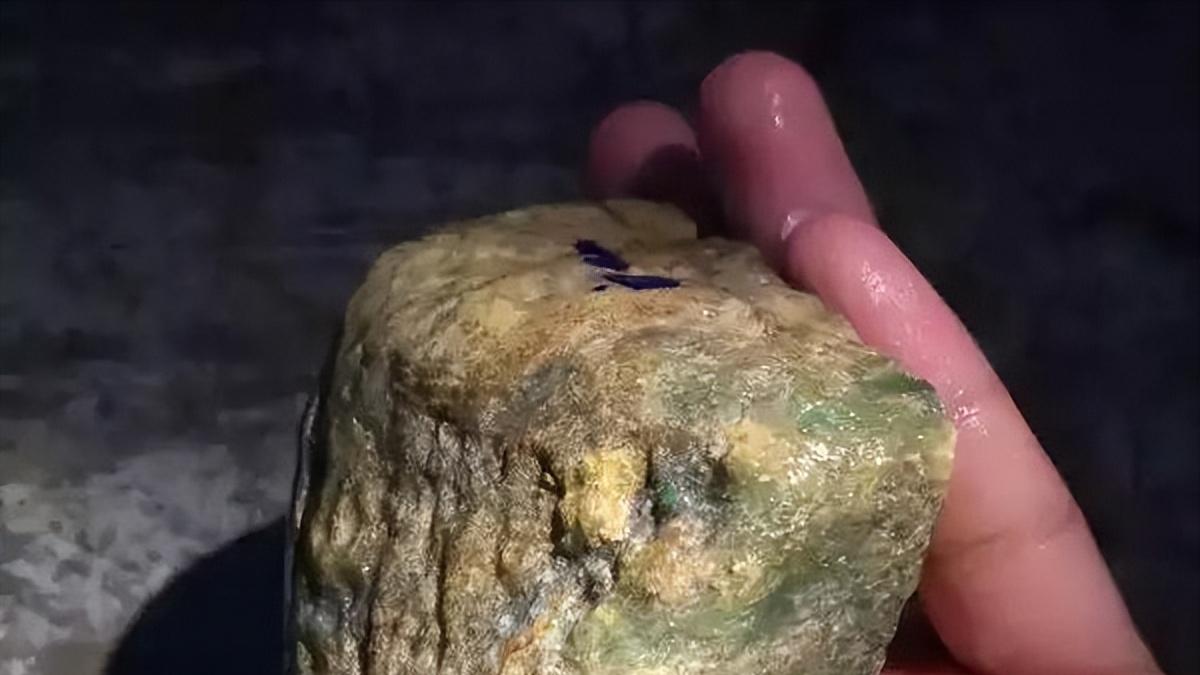 翡翠|新手玩多大的翡翠原石才合适？