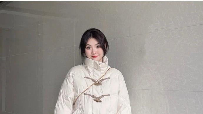 穿衣搭配|别再穿黑色了，多试试“高级白”，实用还提升品位