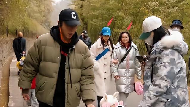 |苗苗探班《前任4》，妹妹靠郑恺进组搭戏韩庚，娘家5口被嘲寄生虫