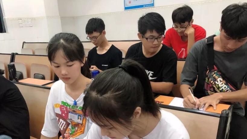 大学生|是招聘还是讽刺？7000多家央国企开启春招，大学生表示心酸和无奈