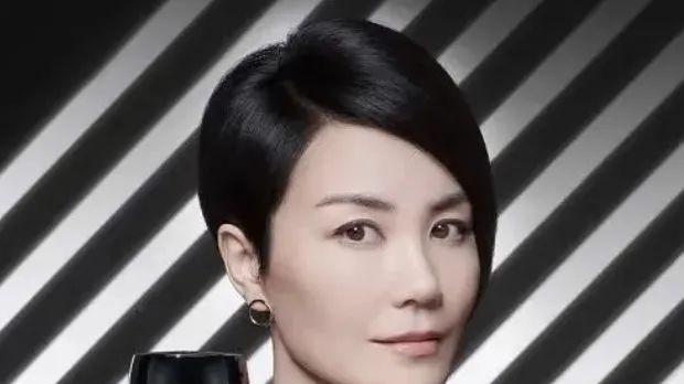 王菲“双11”现身机场，精彩回答被翻炒，网友：根本不是一个阶层