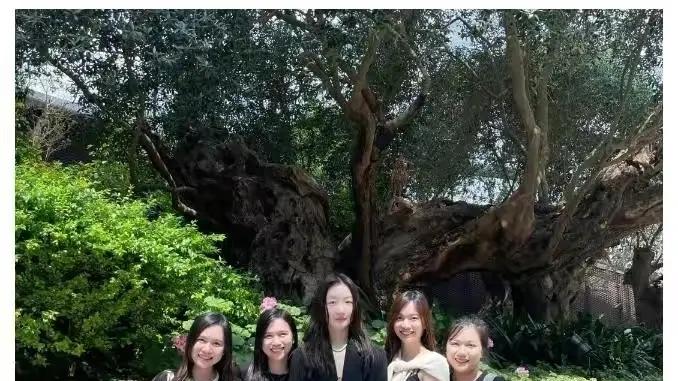 31岁周冬雨在国外被偶遇，身高直逼一米七，一身行头超十万