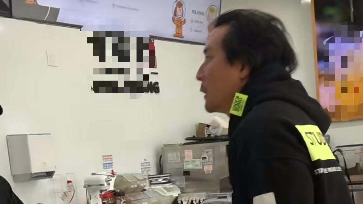 吴彦祖|偶遇吴彦祖现身美国奶茶店，胡子邋遢不修边幅，佝偻腰老态明显