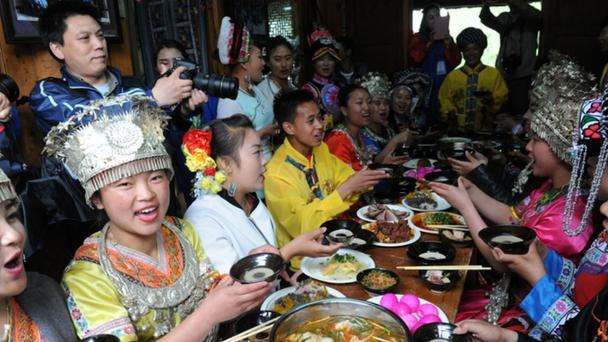 单身汉为入祖坟雇“一日新娘”，职业新娘盛行，网友：糊弄鬼呢？