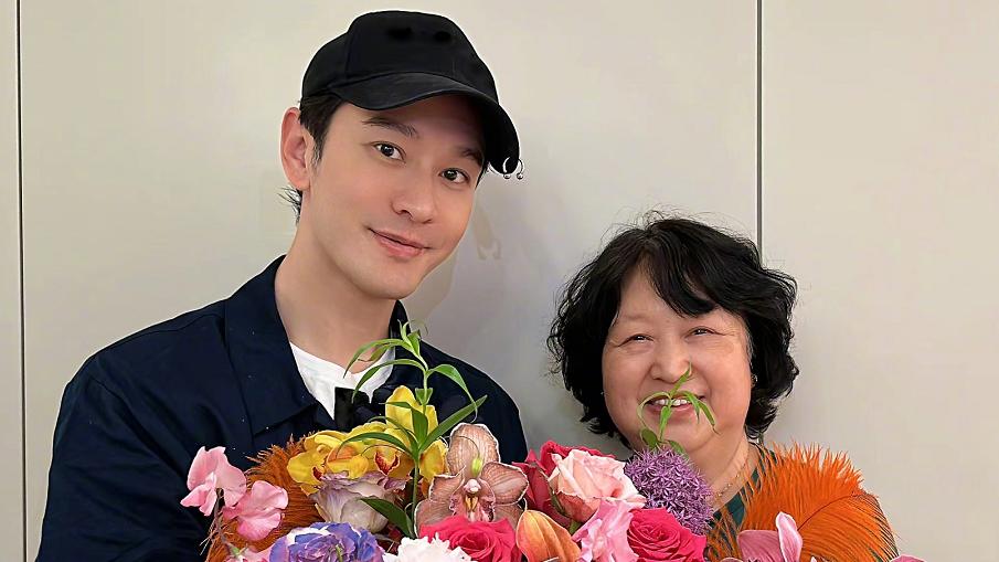 黄晓明|黄晓明520老家探望姥姥，400万金表显贵气，墙上贴儿子照片