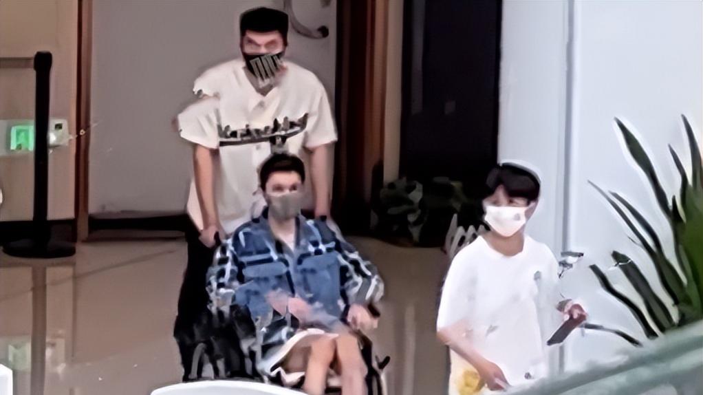 罗云熙受伤坐轮椅去医院！双腿细如竹竿，知情人曝他患肌肉萎缩