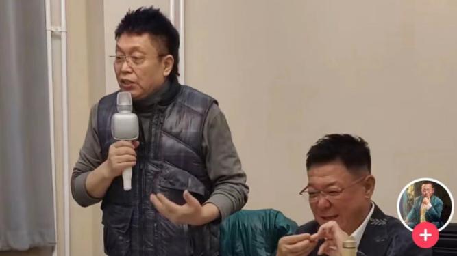 姜育恒|姜育恒现身内地饭局，64岁脸发福还变黑，央视主持成气氛担当