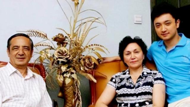 央视主持尼格买提离婚！因父母催生致妻子不满，深夜发文疑斥女方