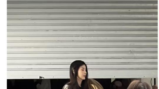 陈慧琳|50岁陈慧琳车祸后伤势痊愈，街头拍摄广告，路透照貌美肤白好冻龄