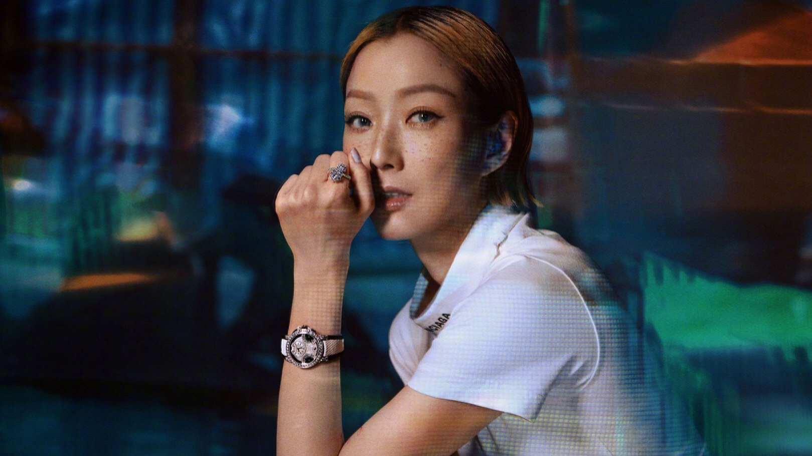 郑秀文|不雅！香港天后爬山将水杯塞进腰间裤子，网民对其举动掀热议