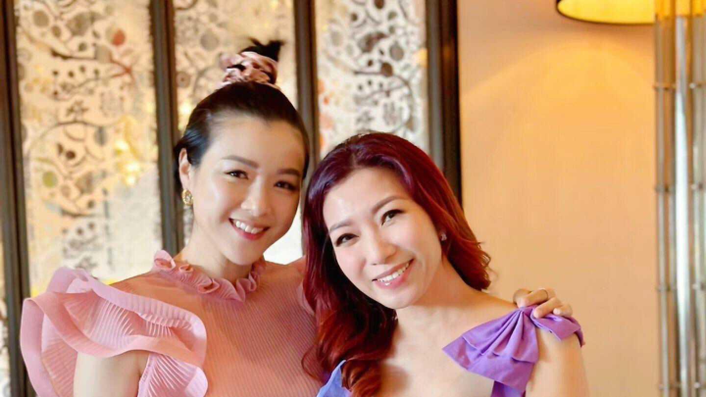 TVB知名女星获港姐密友庆生！穿紫色裙显高贵，视帝妻子少女味足