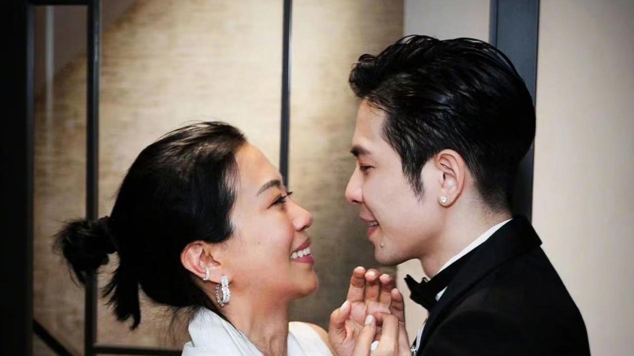 萧敬腾求婚现场视频曝光，亲切称呼林有慧为妈妈，单膝跪地深情告白