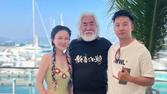 张纪中|张纪中夫妇三亚冲浪，杜星霖近照变样认不出，扎80块麻花辫遭吐槽