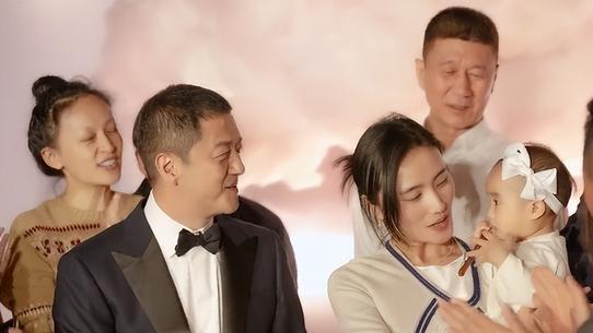 李亚鹏|李亚鹏为小女办豪华周岁宴！抓周环节很敷衍，妻子穿着被嘲像保姆