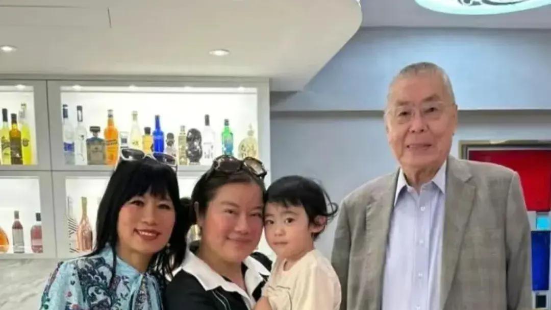 孙颖要向刘诗昆看齐，接待客人很讲究，布鞋配裙子，刘蓓蓓却踩拖鞋