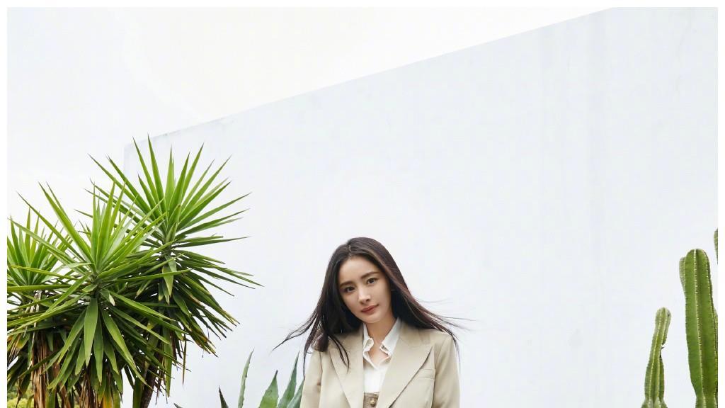 杨幂新秋穿搭曝光