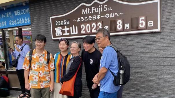 63岁周华健定居美国，携家人出游画面温馨，老婆近照头发全白像80