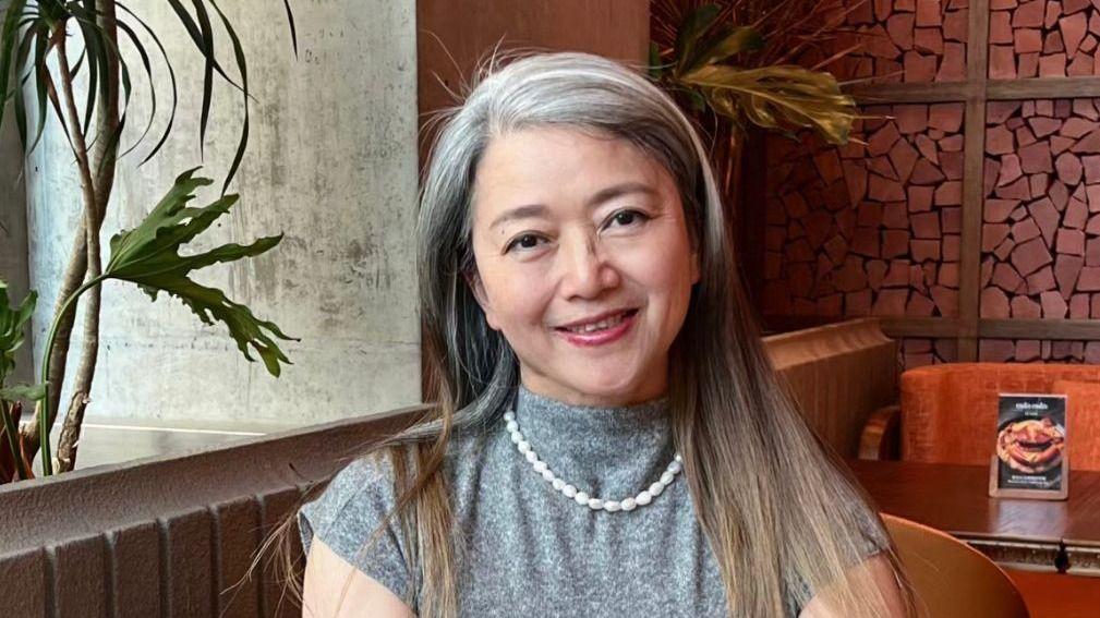 穿衣搭配 有两个变化证明女人变老了：一是头发越剪越短，二是衣服越穿越花