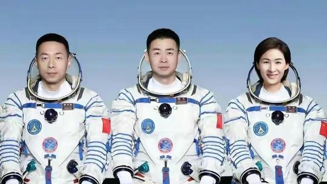 女航天员刘洋和战友，返回地球后首次公开亮相，感觉良好！