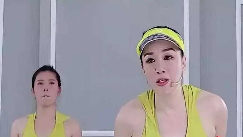 曝钟丽缇收五万坑位费，就卖出7单还退了5单，品牌方报警求退款