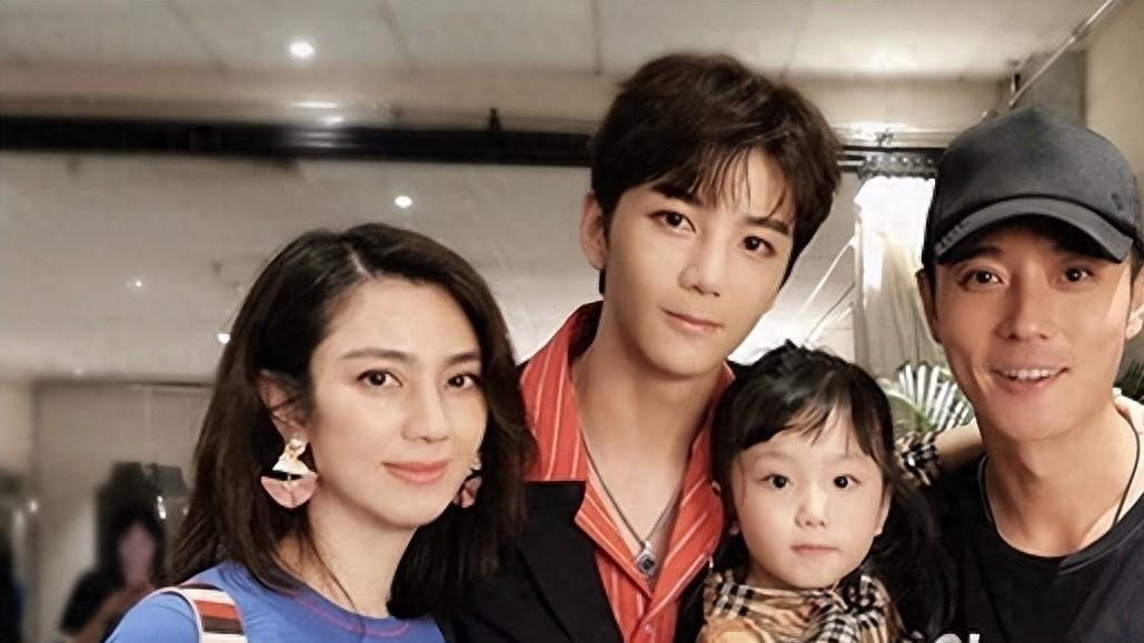 洪欣单方面官宣已离婚！20天前还在秀恩爱，网友猜测原因疑似被抓