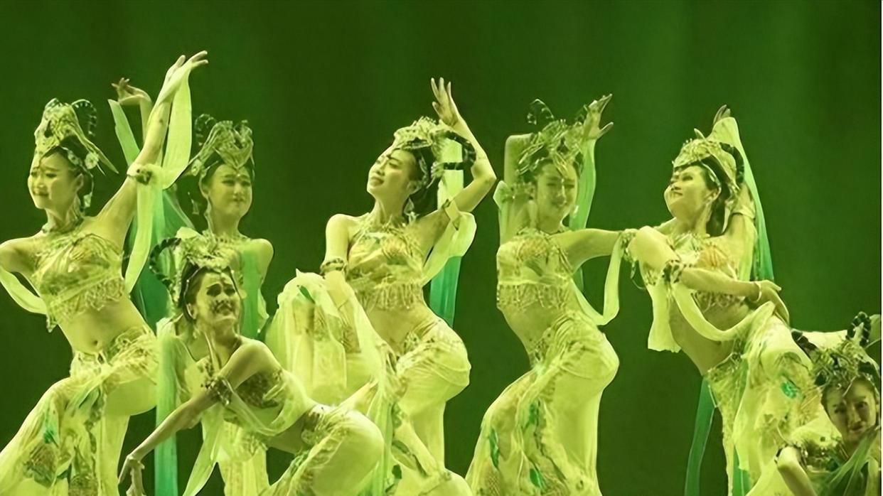 恒大歌舞团篇，想进歌舞团要啥条件？恒大养歌舞团要花费多少？