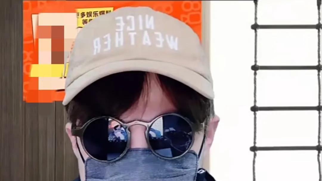 王俊凯|曝知名男星与前女友重修旧好，将其装入行李箱带进酒店