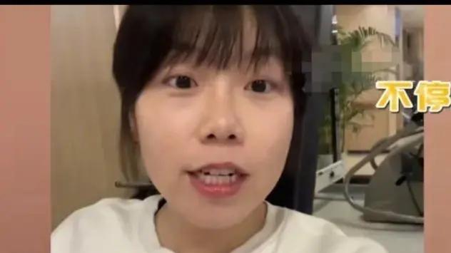 情侣被顾客误认为母子，女友强颜欢笑心不平，镜头转到男友悟了