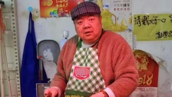 曾经是明星，如今成了摆摊小贩，这5位落魄明星，一个比一个卑微