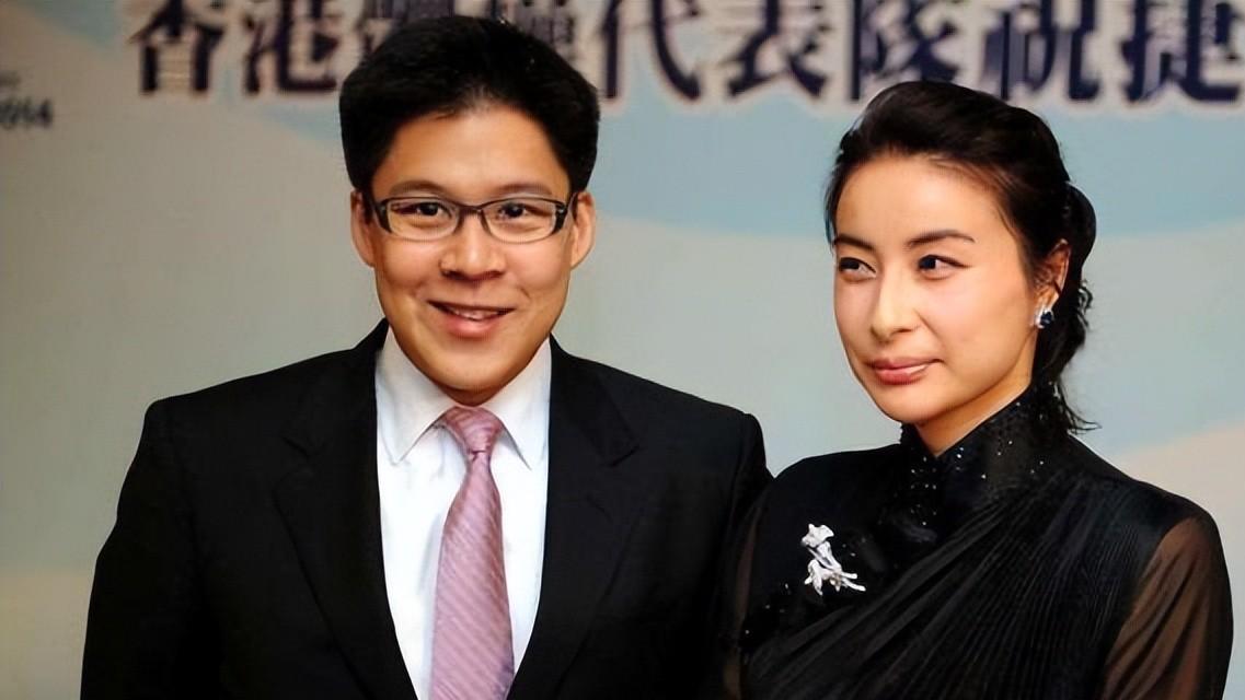 郭晶晶|霍启刚或成香港文艺一哥，郭晶晶戴百万钻戒高调现身，为丈夫拉票