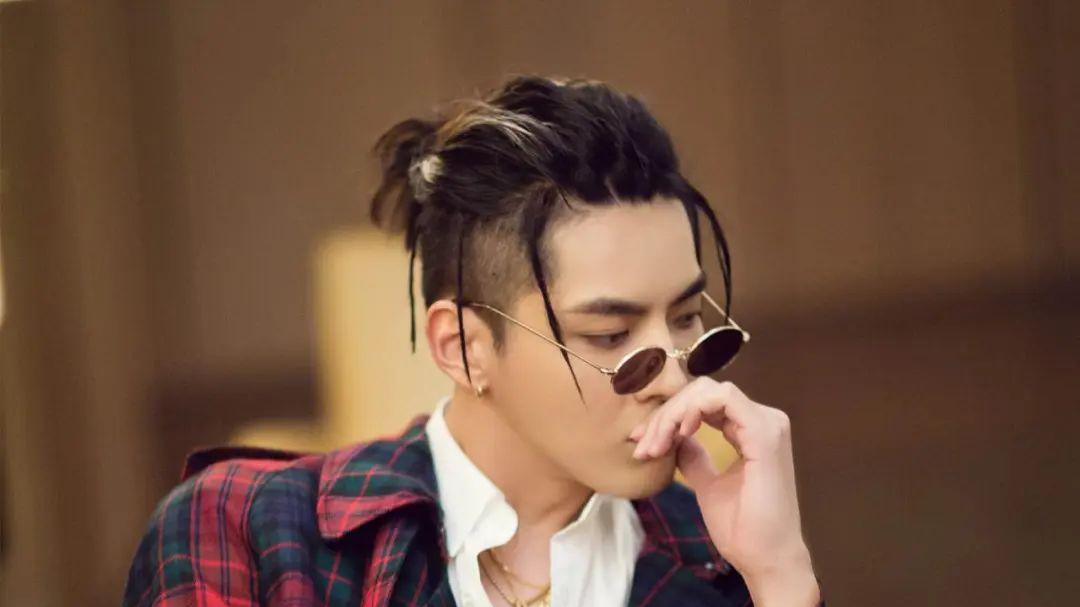 吴亦凡狱中发福30斤，从抗拒到服帖，当上小官依然爱写歌