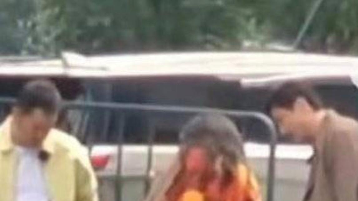 唐嫣鞋底掉了，论大型社死现场