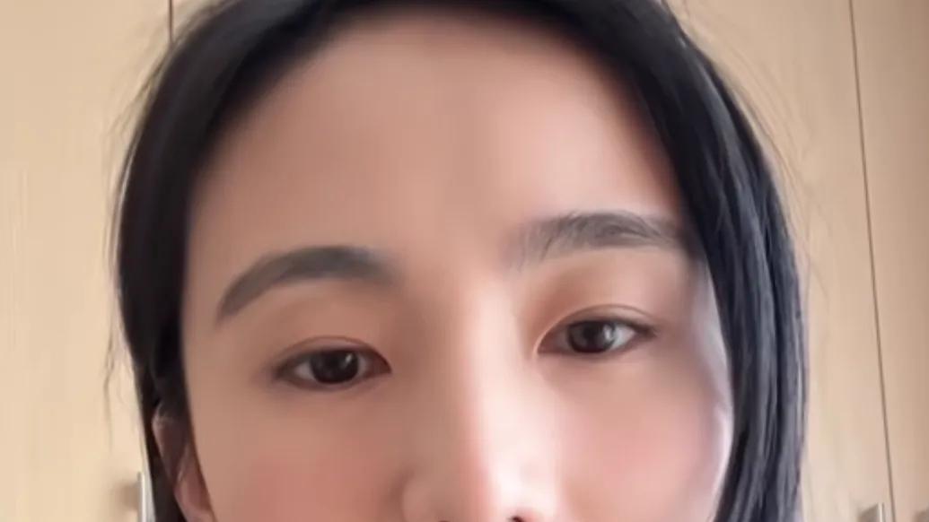 李亚鹏|李亚鹏批评妻子出来抛头露面直播，妻子愤怒表示家里都揭不开锅了