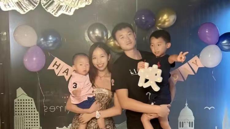 李春江一家八口团聚！给孙子庆生笑开花，老婆儿媳抢眼，资产10亿