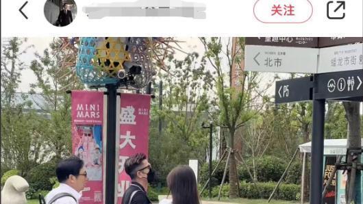 57岁郭富城携妻女定居内地被偶遇，被拍很不爽，妻子身材五五分