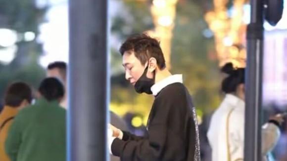 王思聪独自现身太古里，一身行头超10万，穿搭太土被指像地摊货