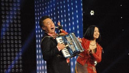 她连上4次春晚，和恩师同居怀孕，被骗流产，51岁孑然一身还未婚