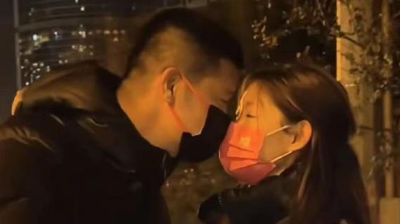 |网红聂小雨被夸性价比很高，粉丝劝别学痞幼找大叔，网友：脸咋了