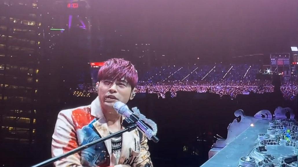 邓紫棋|邓紫棋在周董演唱会点歌，素颜合唱黑色毛衣，懊悔早知道先化个妆