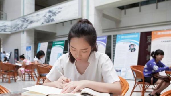 化妆|大学生开始“反向内卷”，故意挂科不交毕设，只为保住应届生身份