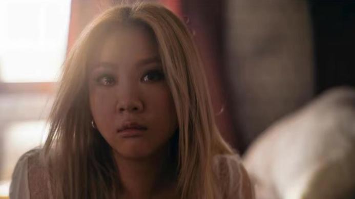 郑欣宜终于露面了，外出吃饭消瘦许多，与粉丝亲切合影