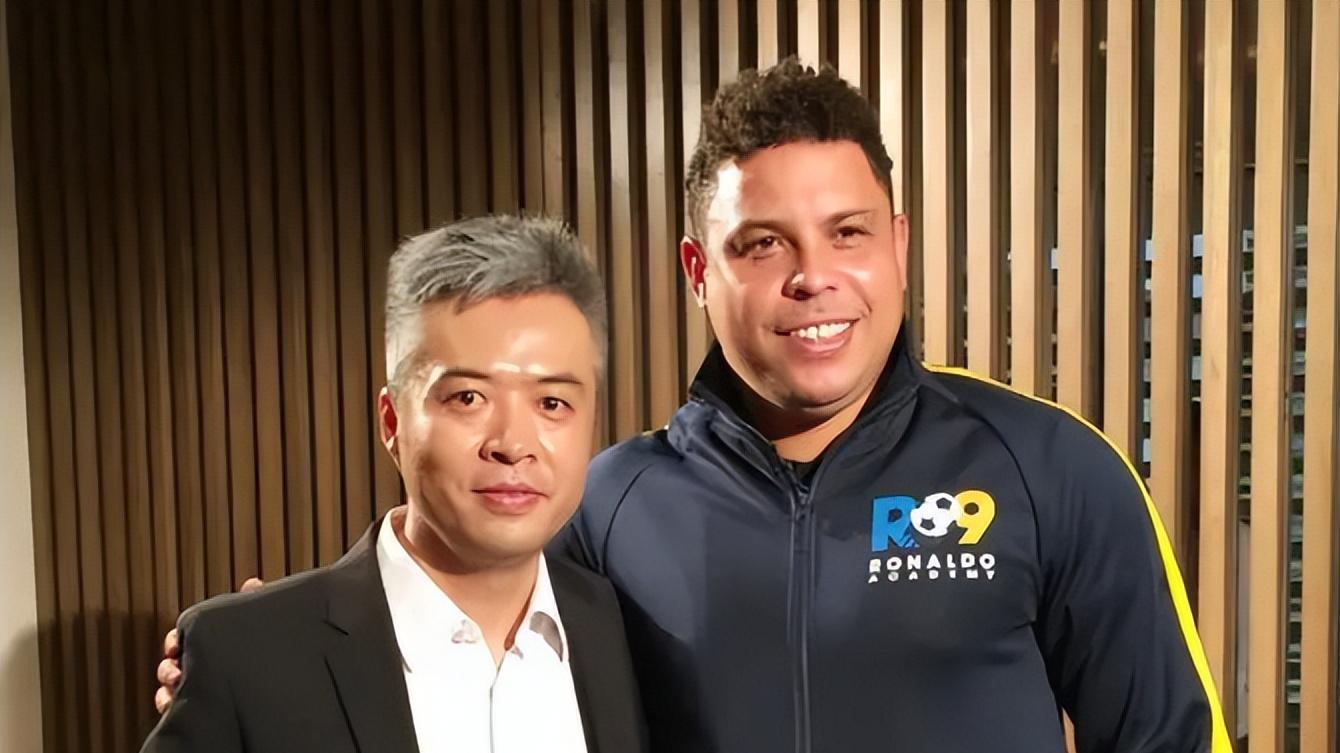 他是央视著名主持人，当8年临时工才转正，辞职后创业当CEO，如今怎样了?