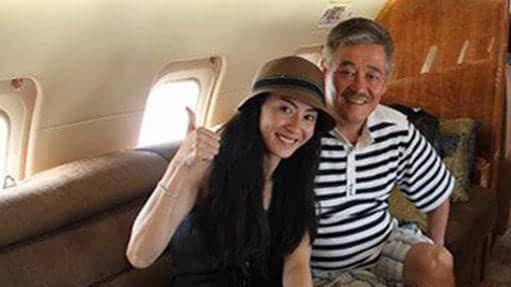 赵本山|赵本山巅峰期“左搂右抱”，网友：本山叔注意身体