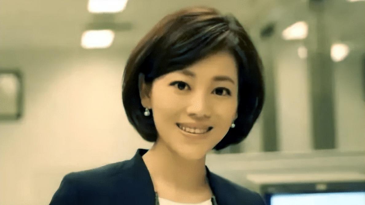 她是公认的“央视才女”，丈夫身份曝光后，网友：难怪她能成为台柱子