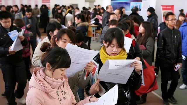 学习不好只能进厂？如何打破唯学历论，成绩差也能成为人中龙凤