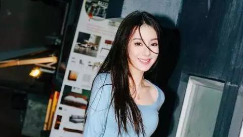 方媛|方媛发布街拍照：凸显气质，并透着几分妩媚