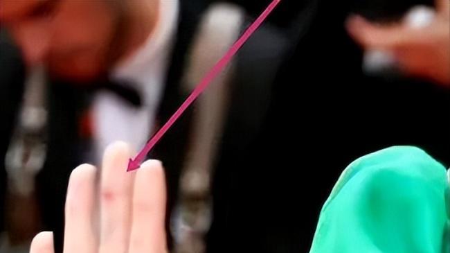 高叶|高叶戛纳红毯遇尴尬！礼服侧面崩开扎线，网友：让高启强给买衣服